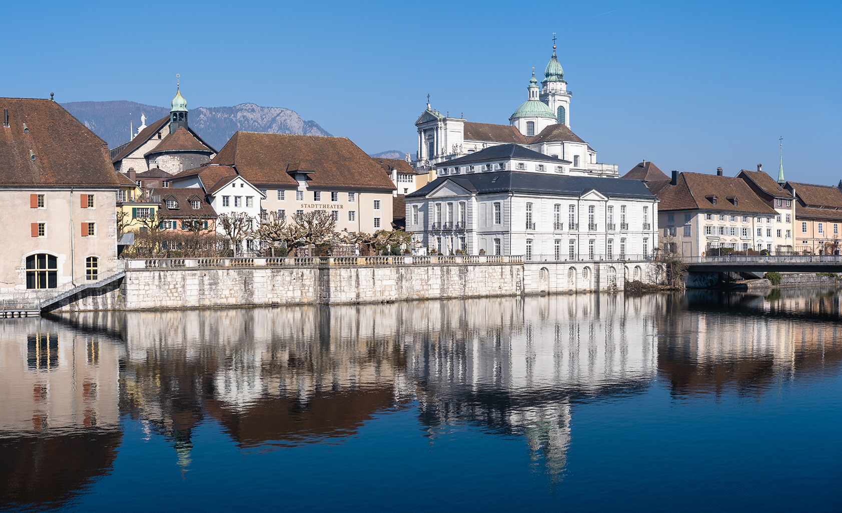 Solothurn – Blick auf die St.-Ursen-Kathedrale und auf die Jesuitenkirche (links). (Foto: Christian Zurbrügg/Solothurn Tourismus)